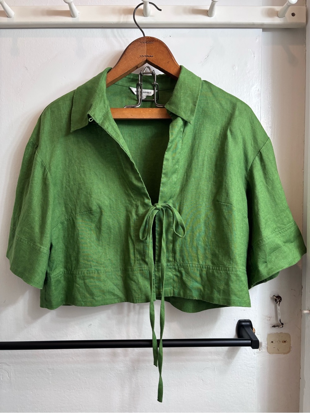 Banana Republic Green Cropped Tie-Front Top M